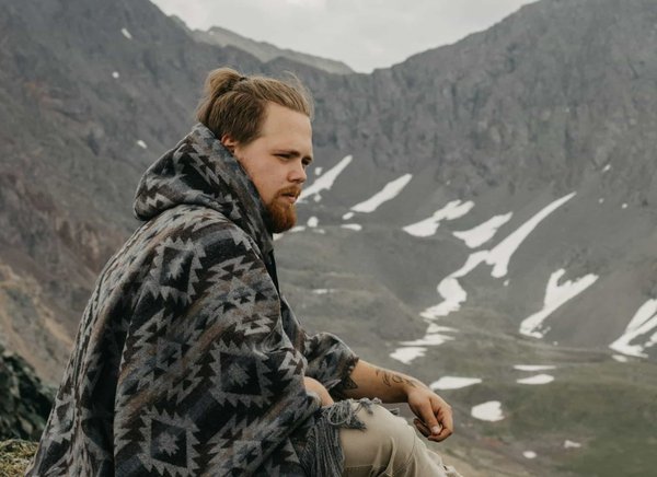 Les secrets d'un look parfait avec un poncho polaire homme